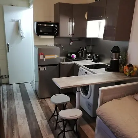 Apartment Charming Central Studio